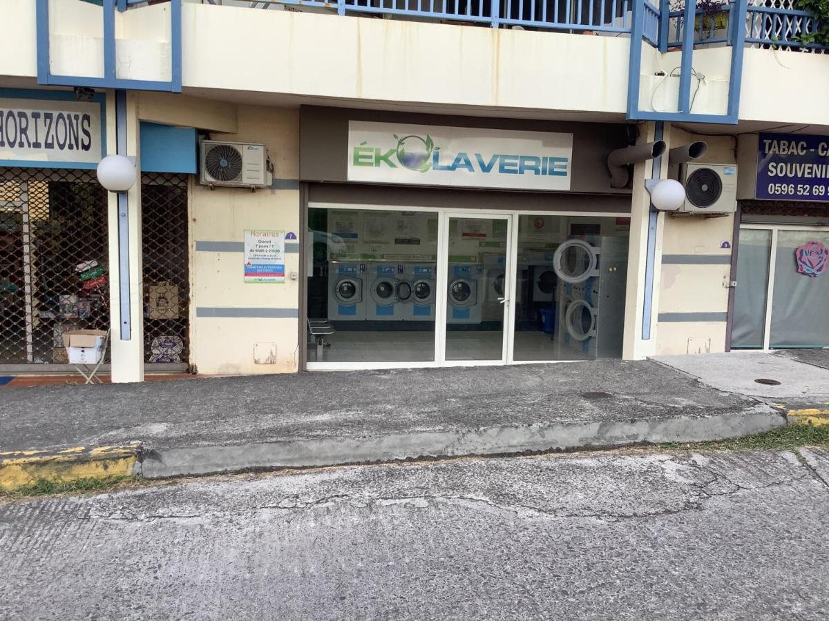 Lady Laying Le Diamant Exterior foto